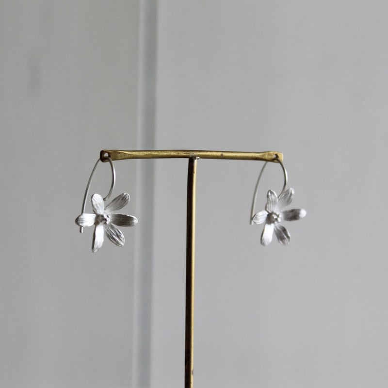 6枚の花びらのピアス / Six-petal earrings | atelier mozu