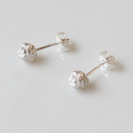 シロツメクサのスタッドピアス / White clover stud earrings