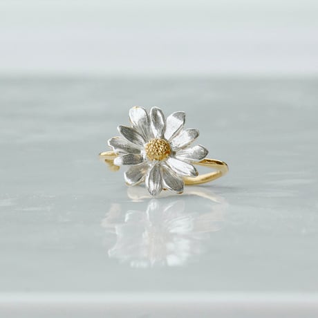 Daisy ear cuff