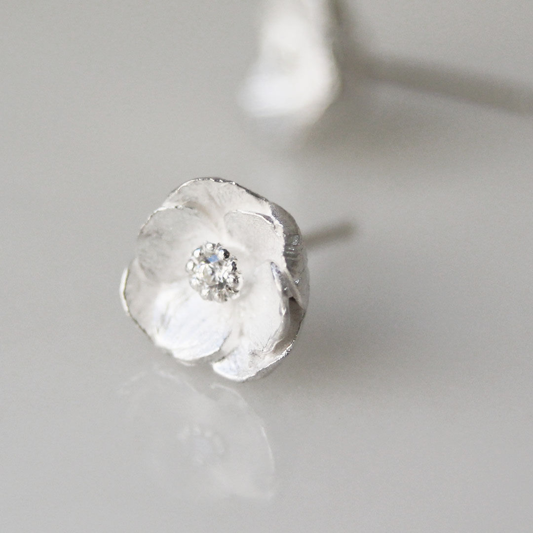 クシネ coussinet モア 白 花ピアス ANEMONE】フラワーモチーフピアス｜SANPO ONLINE(サンポーオンライン)