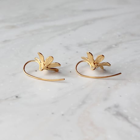 6枚の花びらのピアス / Six-petal earrings