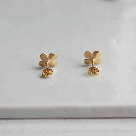 クローバーのスタッドピアス