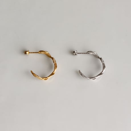 小さなリーフのフープピアス