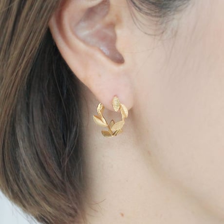 小さなリーフのフープピアス