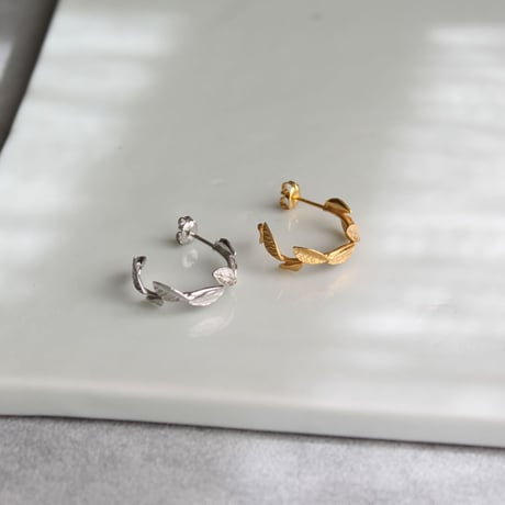 小さなリーフのフープピアス