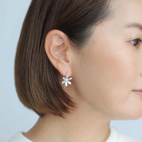 6枚の花びらのピアス / Six-petal earrings