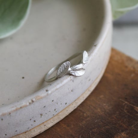 小さなリーフのリング / Small leaf ring