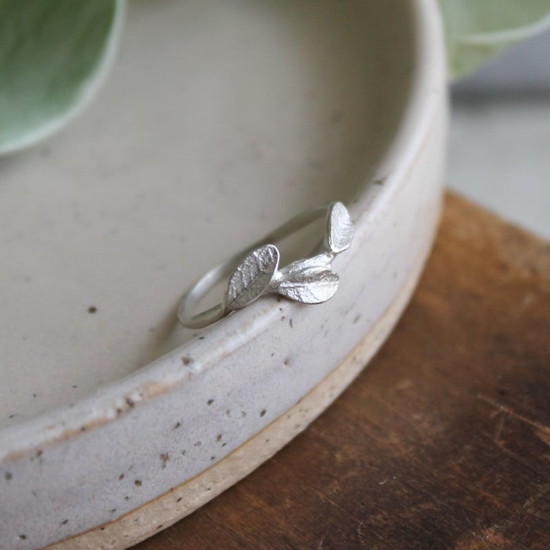 リーフリング 小さなリーフのリング / Small leaf ring | atelier mozu