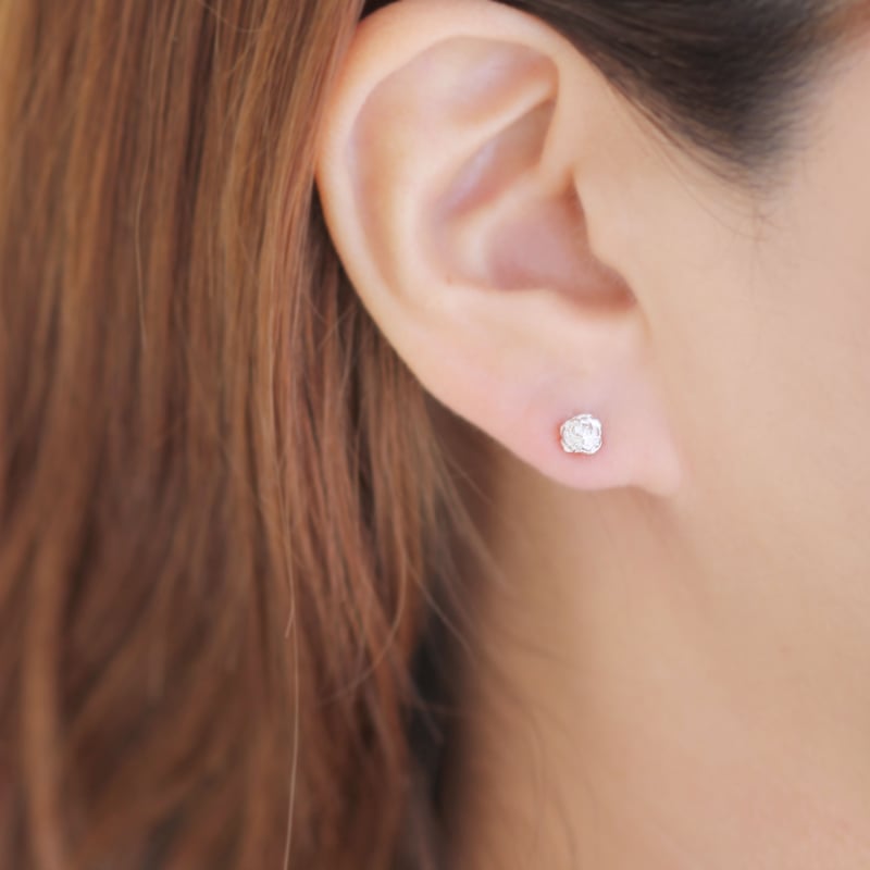 シロツメクサのスタッドピアス / White clover stud earrings | a