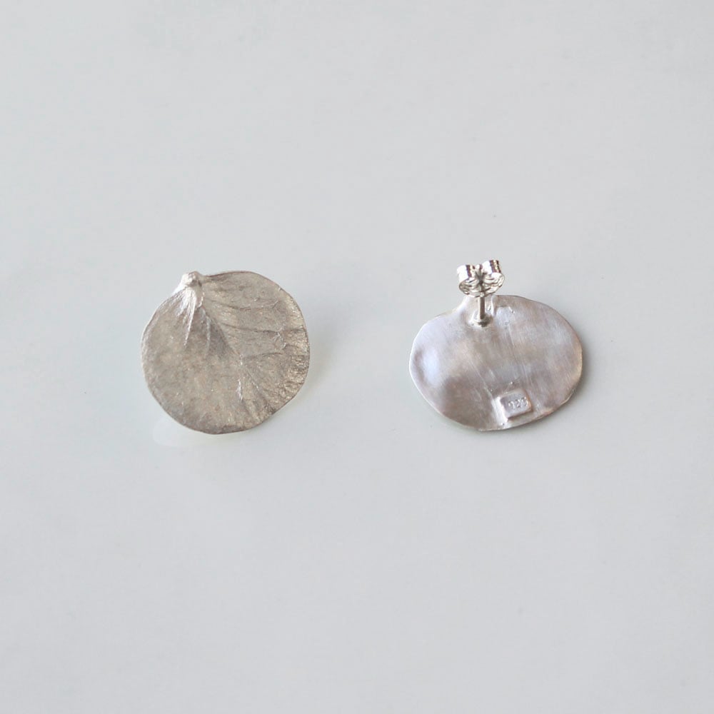 ユーカリのスタッズピアス | atelier mozu