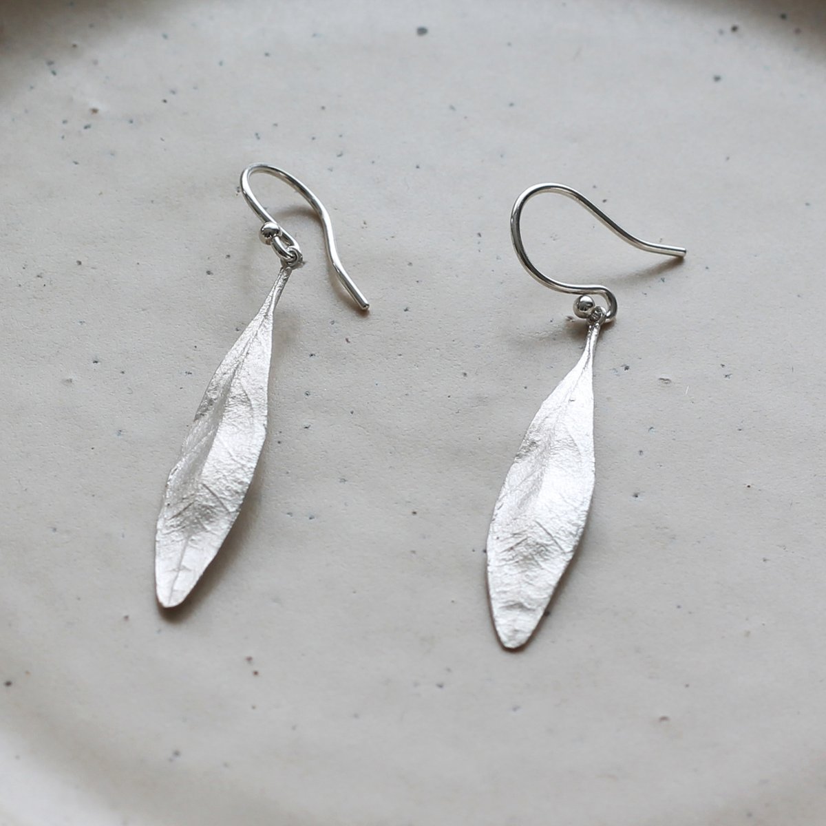 オリーブのピアス / Olive leaf earrings | atelier mozu