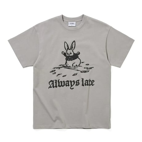 CLOSE DOOR MALWAYS LATE TEE DARK BEIGE