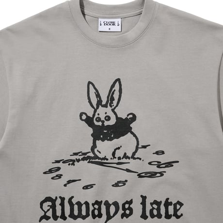 CLOSE DOOR MALWAYS LATE TEE DARK BEIGE
