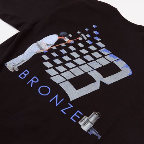 BRONZE 56K ROLLER LOGO TEE BLACK
