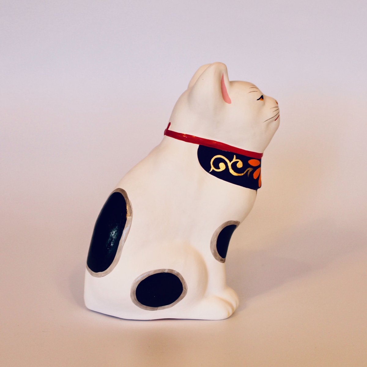 招き猫■とっても可愛らしくて味わいのある招き猫 置物 土人形(明治期)■29cm にわか横招きねこ／津屋崎人形 - 招き猫パワー｜郷土玩具・置物