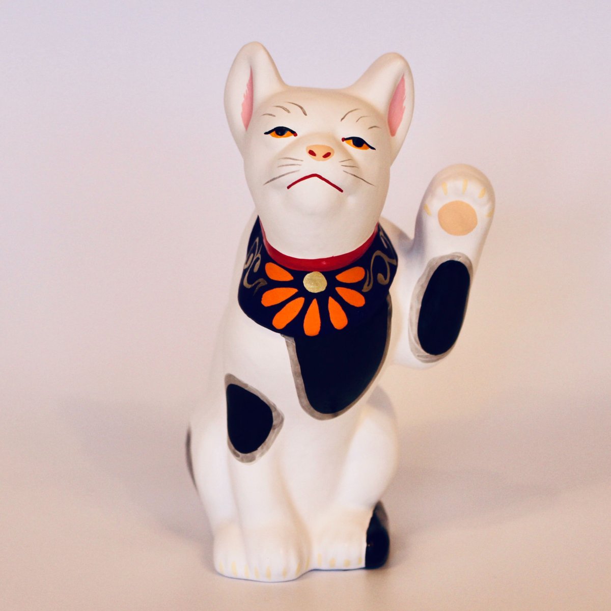 【片岡メリヤス】招き猫の置き物 Amazon.co.jp: ご縁猫 福あつめ(S-SIZE 白 White）左手あげ/陶器