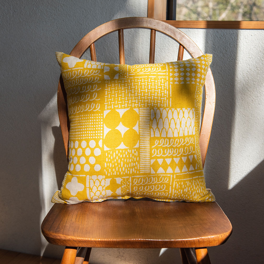 クッションカバー（クッション入り）｜花布 黄色（単色） | すずめ草 