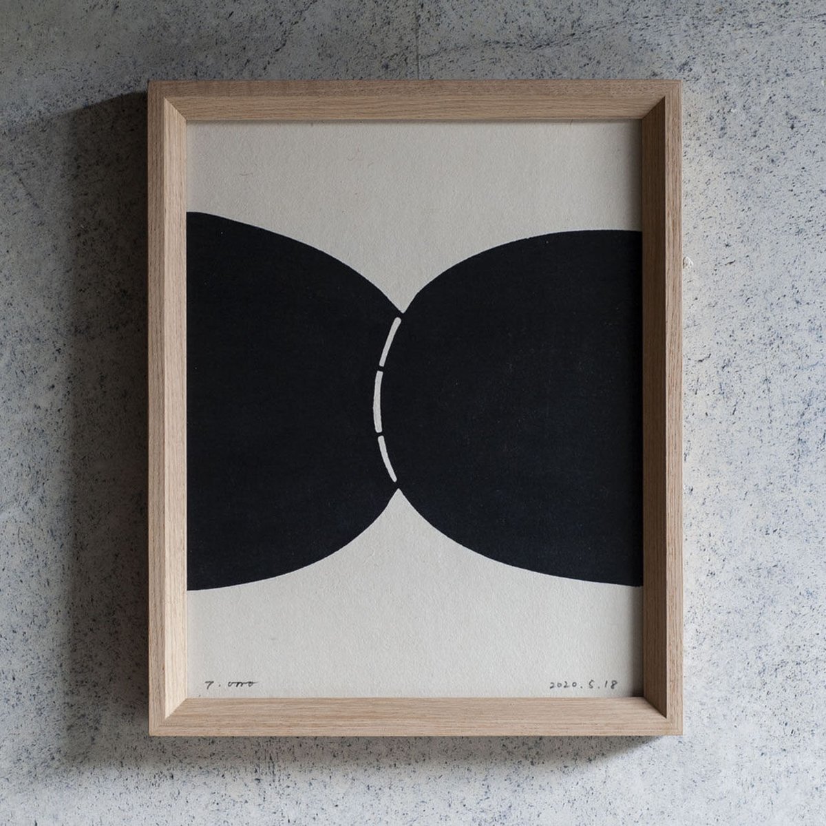 型染めの額絵2点と、スタンドのセット 型染めの額絵2点と、スタンドのセット