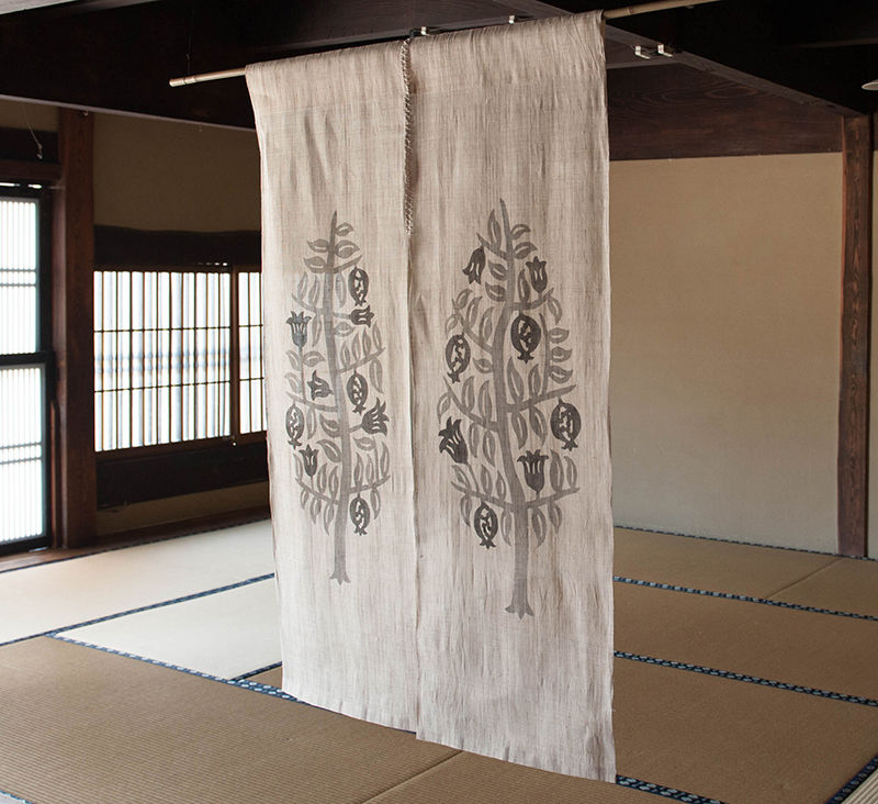 麻のれん|ザクロの樹|墨 | すずめ草 麻のれん|ザクロの樹|墨 | すずめ草