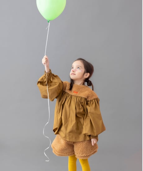 folk made / EMBROIDERED BOA GATHER BLOUSE