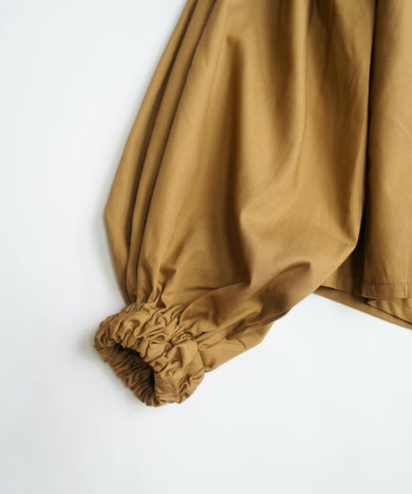 folk made / EMBROIDERED BOA GATHER BLOUSE