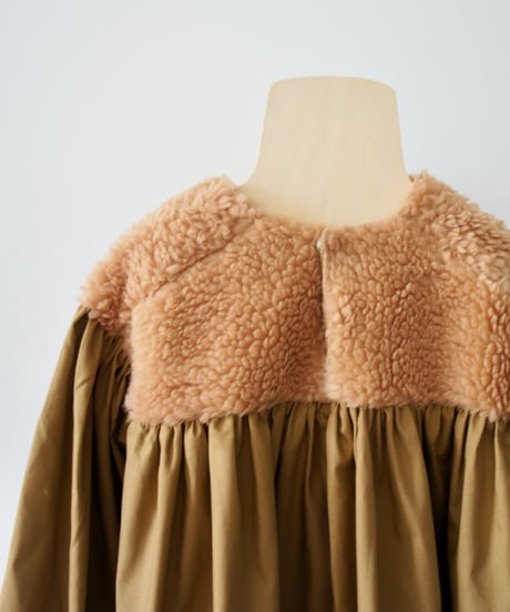folk made / EMBROIDERED BOA GATHER BLOUSE