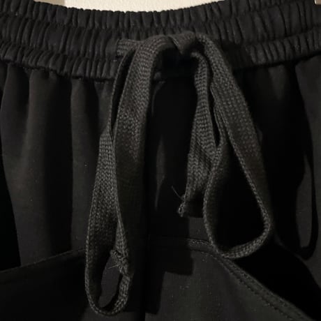生地良すぎ能面刺繍ワイドハーフパンツ