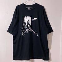 小骨トモ× peequod 放尿少女ビッグシルエットtee