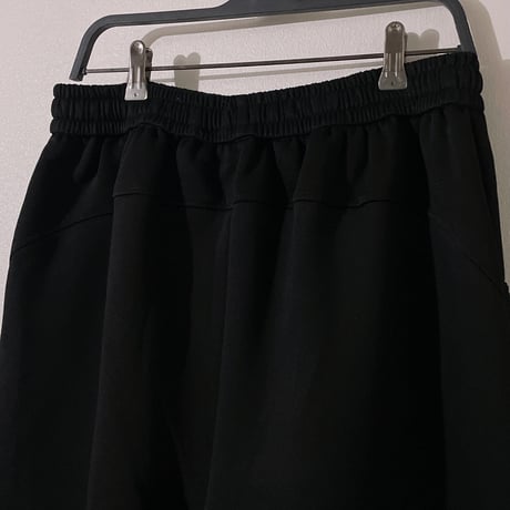 生地良すぎ能面刺繍ワイドハーフパンツ