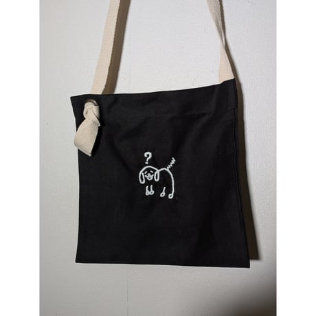 何も知らないイヌ刺繍スクエアサコッシュ