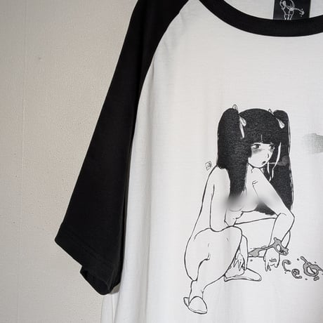 【予約販売】小骨トモ× peequod 放尿少女ラグランtee