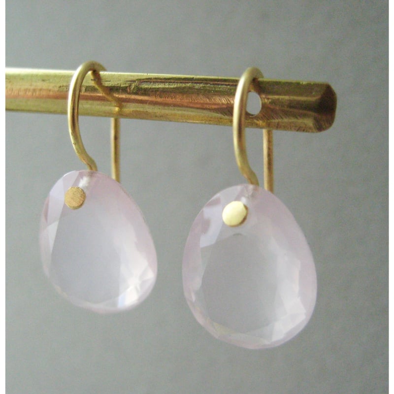 GEM PALACE[ピアス]22K×ローズクォーツ | Maharani Garden