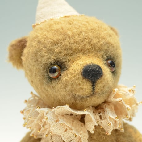 Lora Zaitseva / Bear Mila / 鳥の車を持つベア