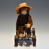 シュタイフ / アンティーク 車に乗ったジョコ