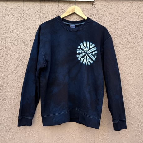 藍染めスウェット左胸に唐松絞り/Indigo dyed sweatshirt with Karamatsu pattern on the left chest
