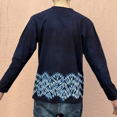 藍染めロングTシャツ 波形杢目絞り/Indigo dyed long sleeve T-shirt with wavy Mokume pattern
