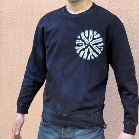 藍染めスウェット左胸に唐松絞り/Indigo dyed sweatshirt with Karamatsu pattern on the left chest