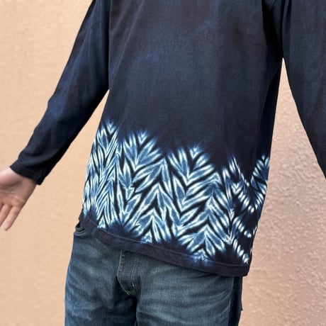 藍染めロングTシャツ 波形杢目絞り/Indigo dyed long sleeve T-shirt with wavy Mokume pattern