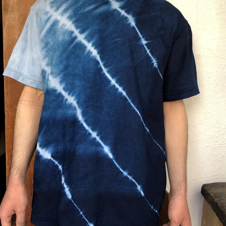 藍染めTシャツ　斜めストライプ絞り模様