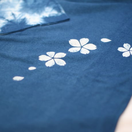 型染め「桜」　藍染めTシャツ