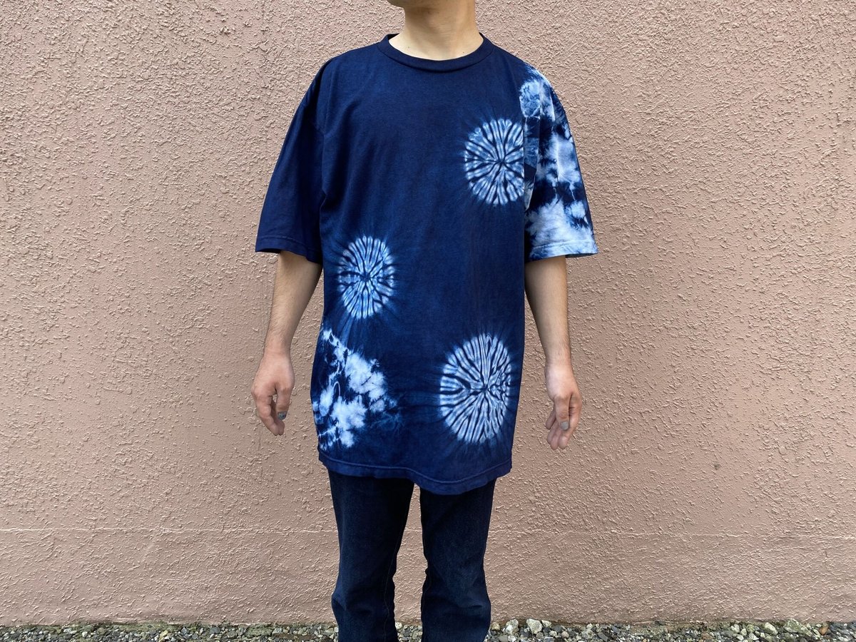 [新品] リネン藍染め　ロングシャツ　一点モノ 美しい藍染のブルーに、可愛らしいオリジナルデザインの模様が抜染され