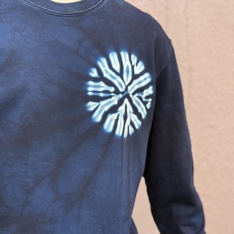 藍染めスウェット左胸に唐松絞り/Indigo dyed sweatshirt with Karamatsu pattern on the left chest