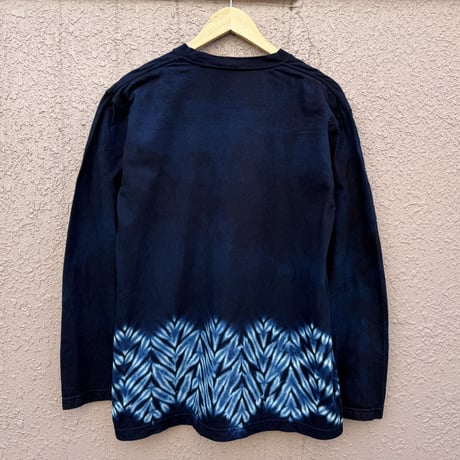 藍染めロングTシャツ 波形杢目絞り/Indigo dyed long sleeve T-shirt with wavy Mokume pattern
