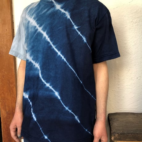 藍染めTシャツ　斜めストライプ絞り模様