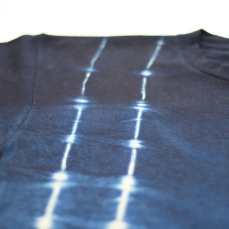 藍染めTシャツ　縦ストライプ絞り模様