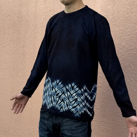 藍染めロングTシャツ 波形杢目絞り/Indigo dyed long sleeve T-shirt with wavy Mokume pattern