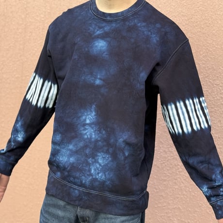 藍染めスウェット両腕に杢目絞り/Indigo dyed sweatshirt with Mokume pattern on both arms