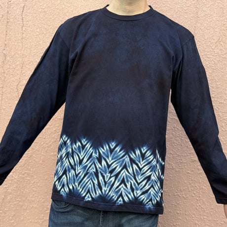 藍染めロングTシャツ 波形杢目絞り/Indigo dyed long sleeve T-shirt with wavy Mokume pattern