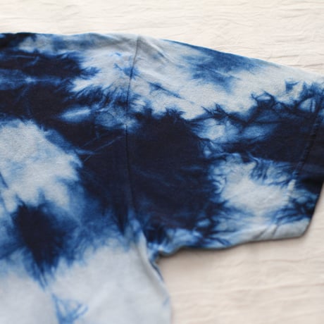 絞り模様　藍染めTシャツ