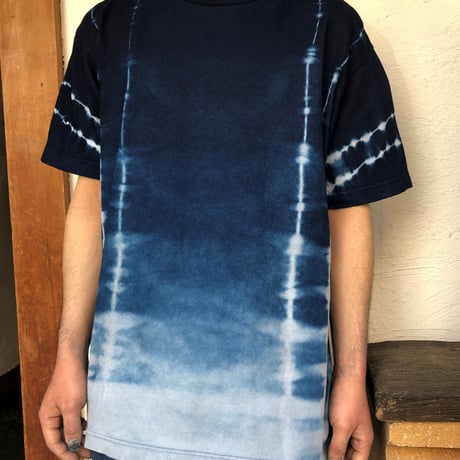 藍染めTシャツ　縦ストライプ絞り模様